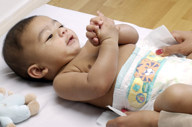 Changing your baby's nappy Changing your baby's nappy