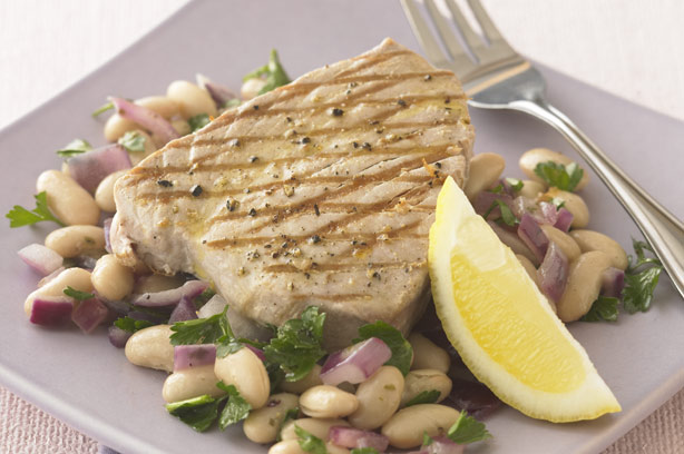 Peppered tuna with warm bean salad