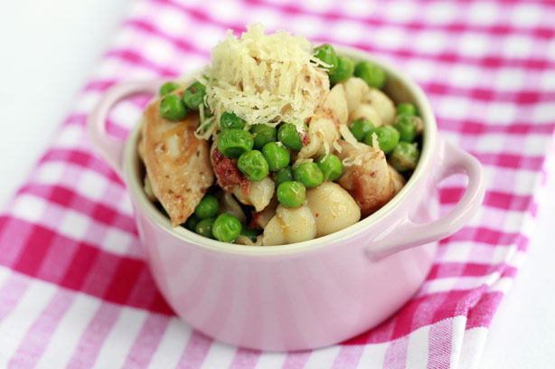 Pasta with peas and pesto chicken