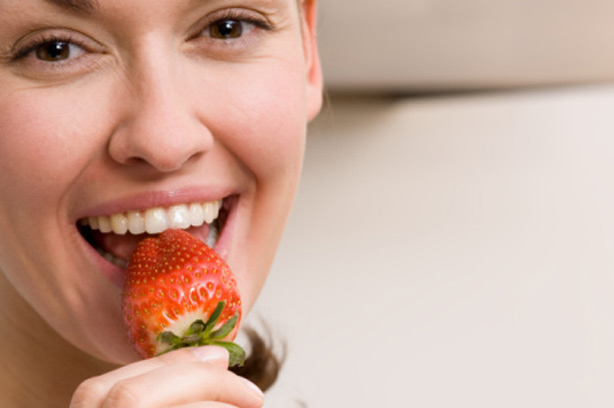 Eat to get pregnant woman eat fruit strawberry