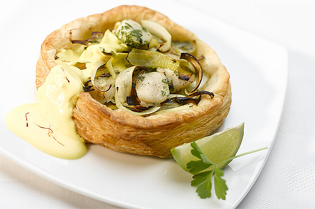 Caramelized Tartlet of Leeks and Scallops with Saffron Hollandaise