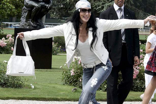 Cher curtseys_Rex