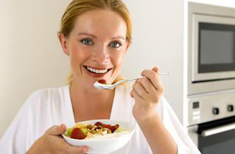 Woman eating healthily on the 5-Factor Diet
