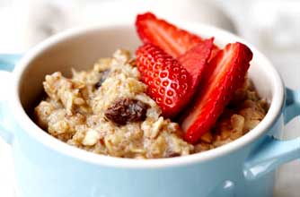 Muesli porridge with strawberroes