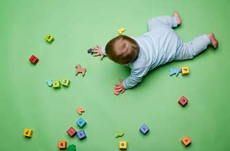 Baby playing with building blocks_plib