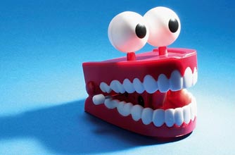 A set of comedy chattering teeth