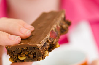 Muddy fingers fridge cake