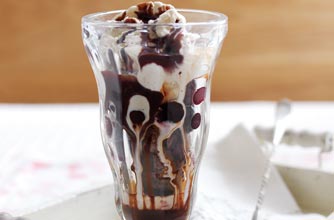 Fudge brownie sundae