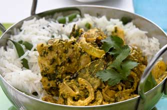 Aromatic chicken curry with rice