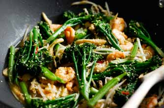 Stir-fried prawns with broccoli in Oriental seasoning