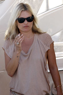 Celebrities smoking - Kate Moss Celebrities smoking - Kate Moss