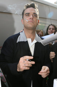 Celebrities smoking - Robbie Williams Celebrities smoking - Robbie Williams