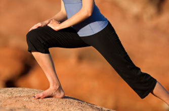 woman doing a lunge woman doing a lunge