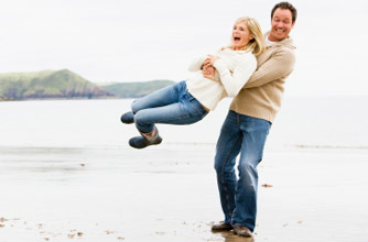Couple at the beach :: Happy couples :: How to be one :: Relationship advice :: goodtoknow