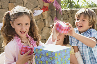 Kids Party Games: Pass the parcel