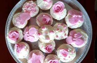 Hannah Chocoholic's pretty rose cupcake recipe Hannah Chocoholic's pretty rose cupcake recipe