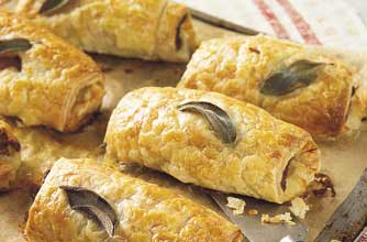 Sage leaves are embedded in the pastry for this sausage roll. It gives the puffy pastry a sage aroma and taste.
