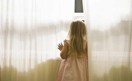 Money saving tips for mums: Close your curtains to keep the heat in Money saving tips for mums: Close your curtains to keep the heat in
