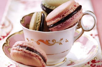 Strawberry macaroons with chocolate filling