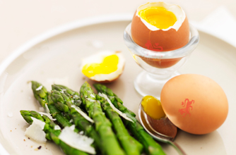 Boiled egg and asparagus spears 