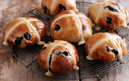 hot cross buns, easter, easter hot cross buns, blueberry, breakfast
