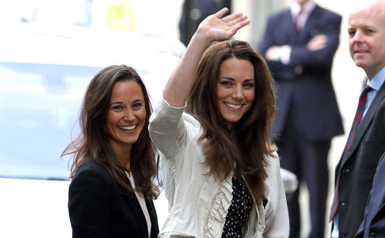 Kate Middleton waves to the crowds the night before her wedding Kate Middleton waves to the crowds the night before her wedding