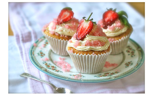 Strawberry Tea frosting cupcakes