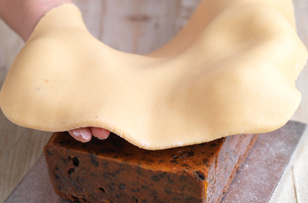 How to cover a cake in marzipan 2 How to cover a cake in marzipan 2