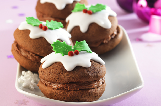 Christmas pudding whoopie pies
