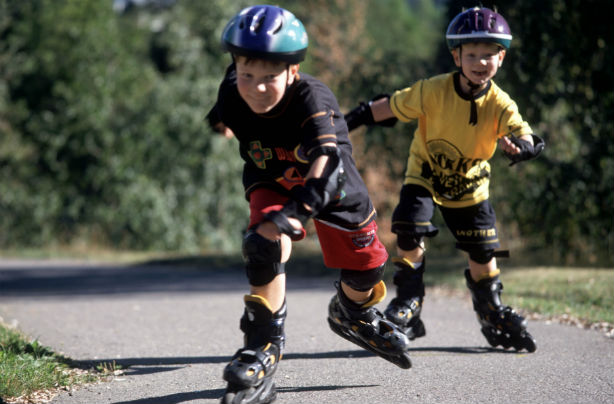 2 boys rollerblading