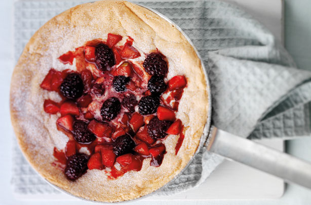 Souffle omelette with apples and blackberries Souffle omelette with apples and blackberries