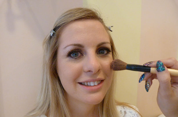Benefit make up how to - night out blusher Benefit make up how to - night out blusher