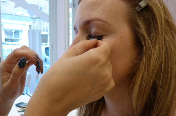 Benefit how to: apply false lashes measure Benefit how to: apply false lashes measure