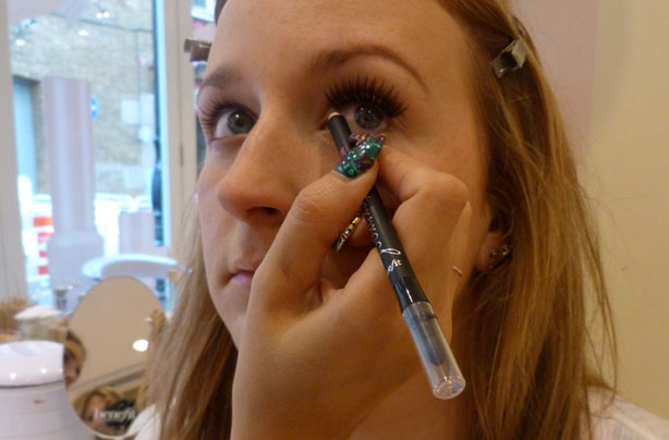 Benefit how to: apply false lashes eyeliner Benefit how to: apply false lashes eyeliner