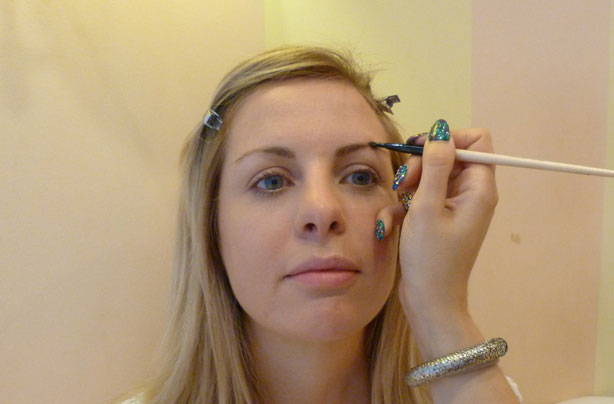 Benefit how to shape eyebrows apply colour Benefit how to shape eyebrows apply colour