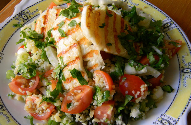 Bulgar wheat and halloumi salad