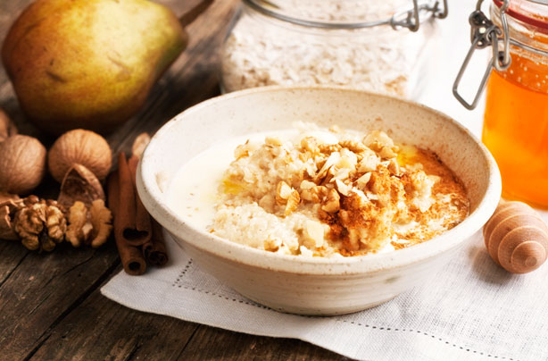 Creamy porridge with honey and walnuts