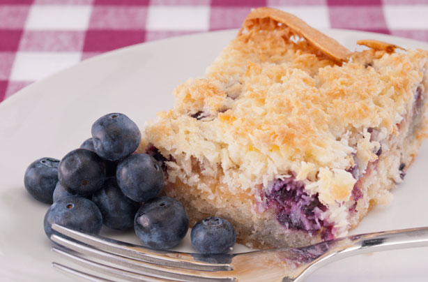 Crunchy coconut and blueberry cake
