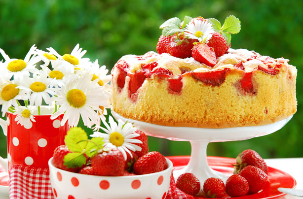 Sugar-topped strawberry rose cake