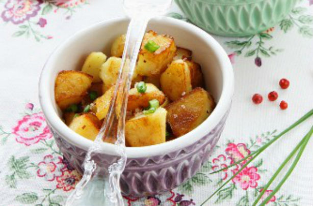 Fried potatoes with chive and pink pepper dip