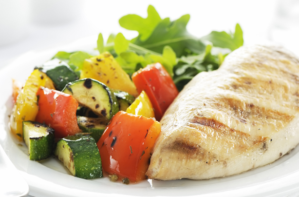 Healthy grilled chicken with courgettes and peppers