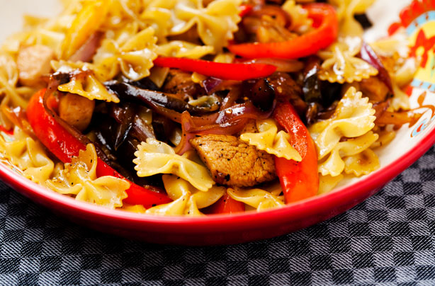 Chicken farfalle with sweet peppers and aubergine