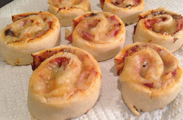 Cheese and tomato pizza wheel