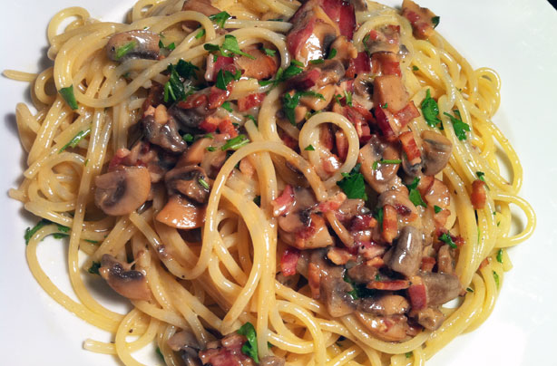 Spaghetti with bacon, mushrooms and cream sauce