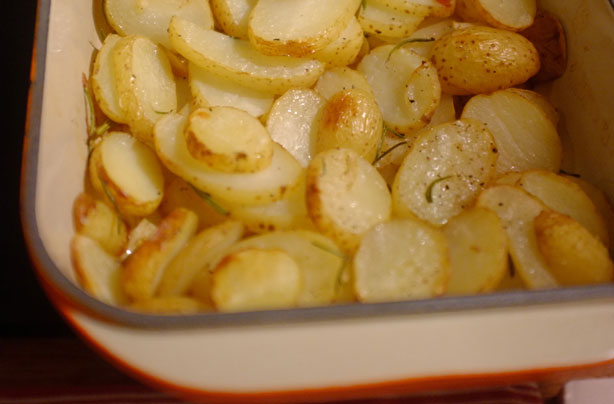 Garlic and rosemary potato slices