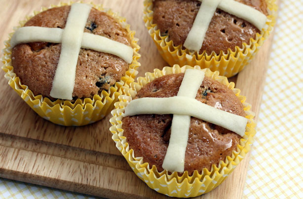 Hot cross bun cupcakes Hot cross bun cupcakes