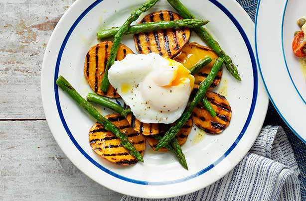 Asparagus, sweet potato topped with a poached egg Asparagus, sweet potato topped with a poached egg
