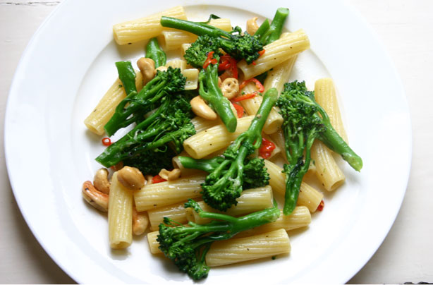 Broccoli, cashew nut and chilli pasta