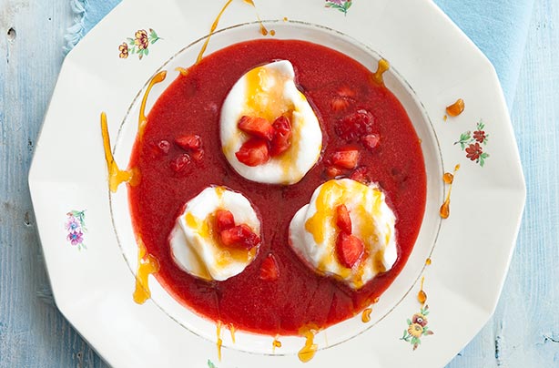 Soft meringues on berry coulis Soft meringues on berry coulis