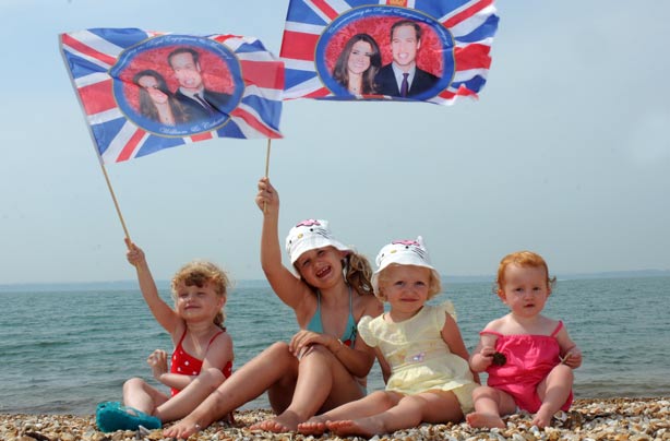 Children on the beach waiting for news of the royal baby Children on the beach waiting for news of the royal baby